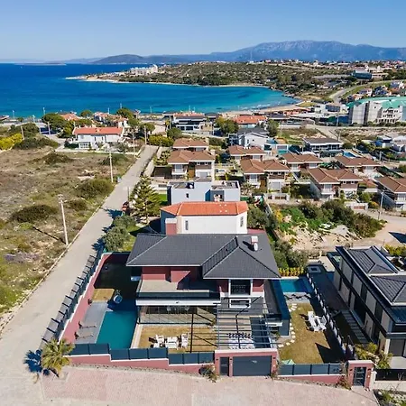 Cesme'de Yemyesil Bahceli, Havuzlu Villa-awz112 فيلة Çeşme