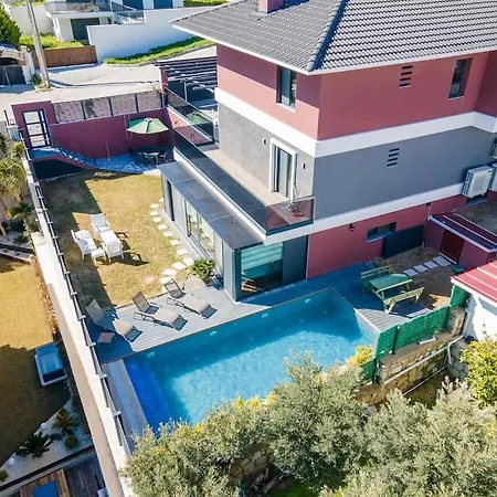 Cesme'de Yemyesil Bahceli, Havuzlu Villa-awz112 * Çeşme