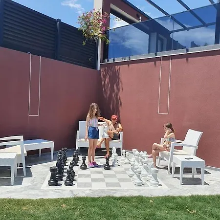 Villa Cesme'de Yemyesil Bahceli, Havuzlu Villa-awz112 *