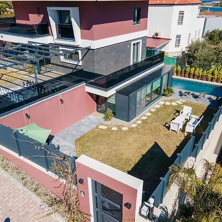Cesme'de Yemyesil Bahceli, Havuzlu Villa-awz112 فيلة *
