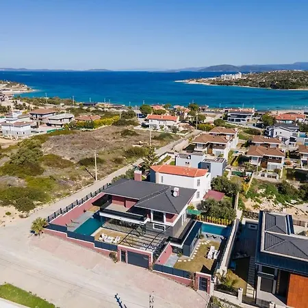 Cesme'de Yemyesil Bahceli, Havuzlu Villa-awz112 فيلة