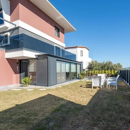 Cesme'de Yemyesil Bahceli, Havuzlu Villa-awz112 别墅