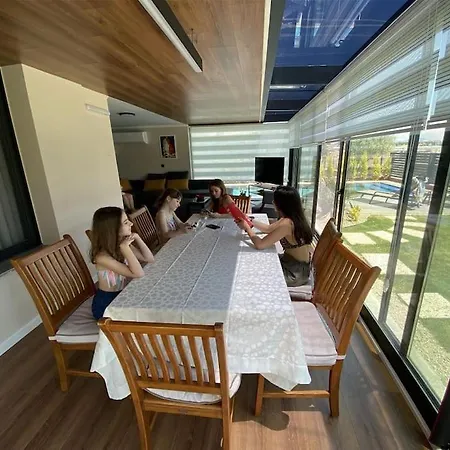 别墅 Cesme'de Yemyesil Bahceli, Havuzlu Villa-awz112 Çeşme